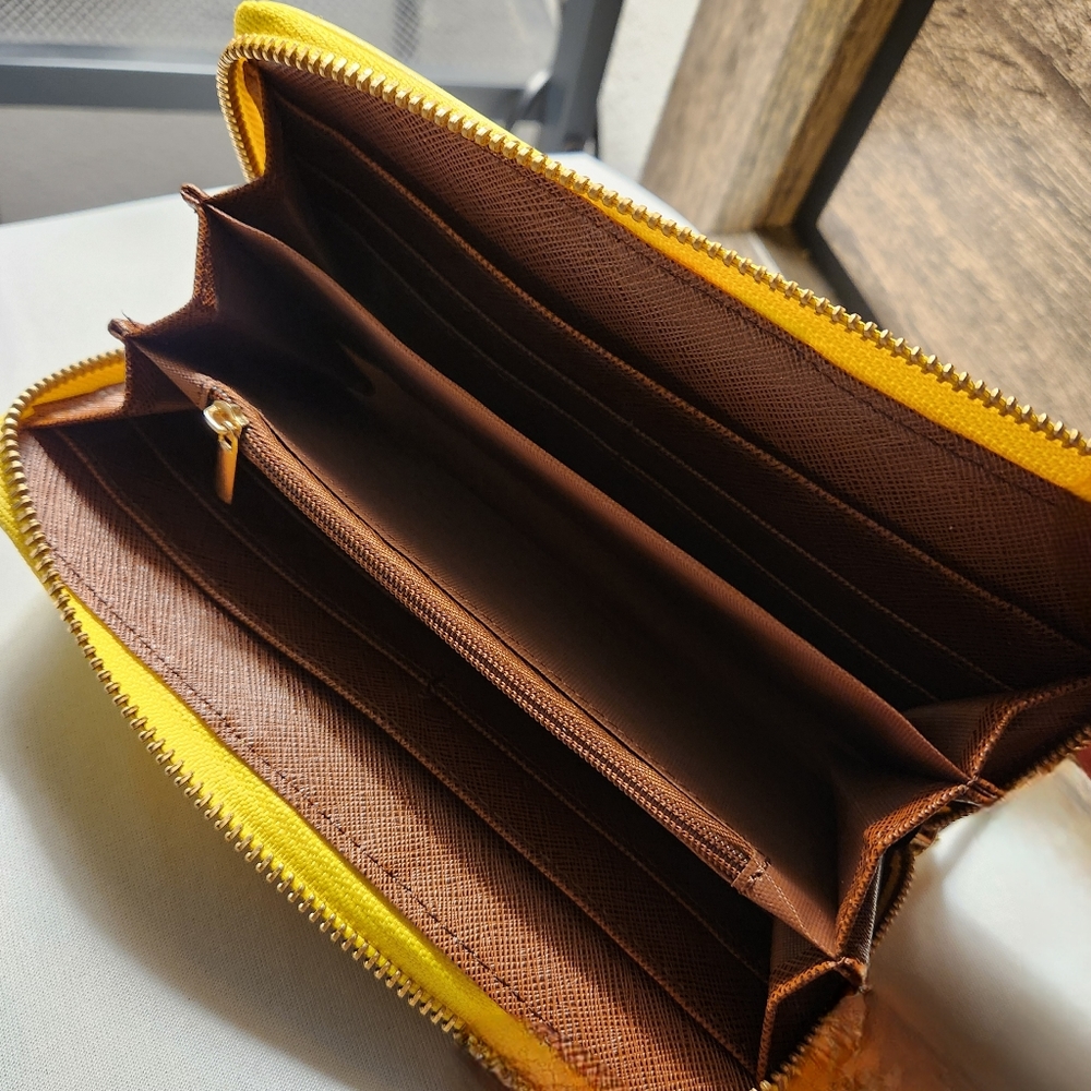 Women's Wallet - Picture 3 of 6